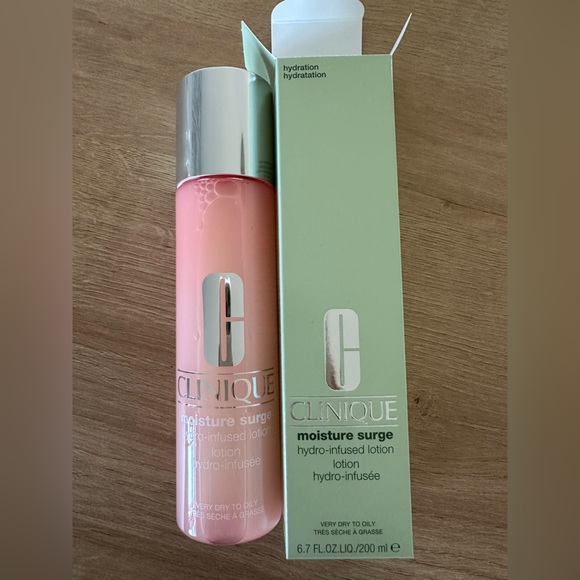 Clinique Moisture Surge Hydra-Infused
Lotion 200ml/6.7oz All Skin - Picture 2 of 8